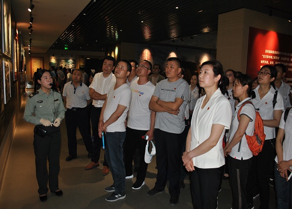 2党委副书记丁萌(前中)带领优党员代表接受革命传统教育.JPG 2党委副书记丁萌(前中)带领优党员代表接受革命传统教育.JPG