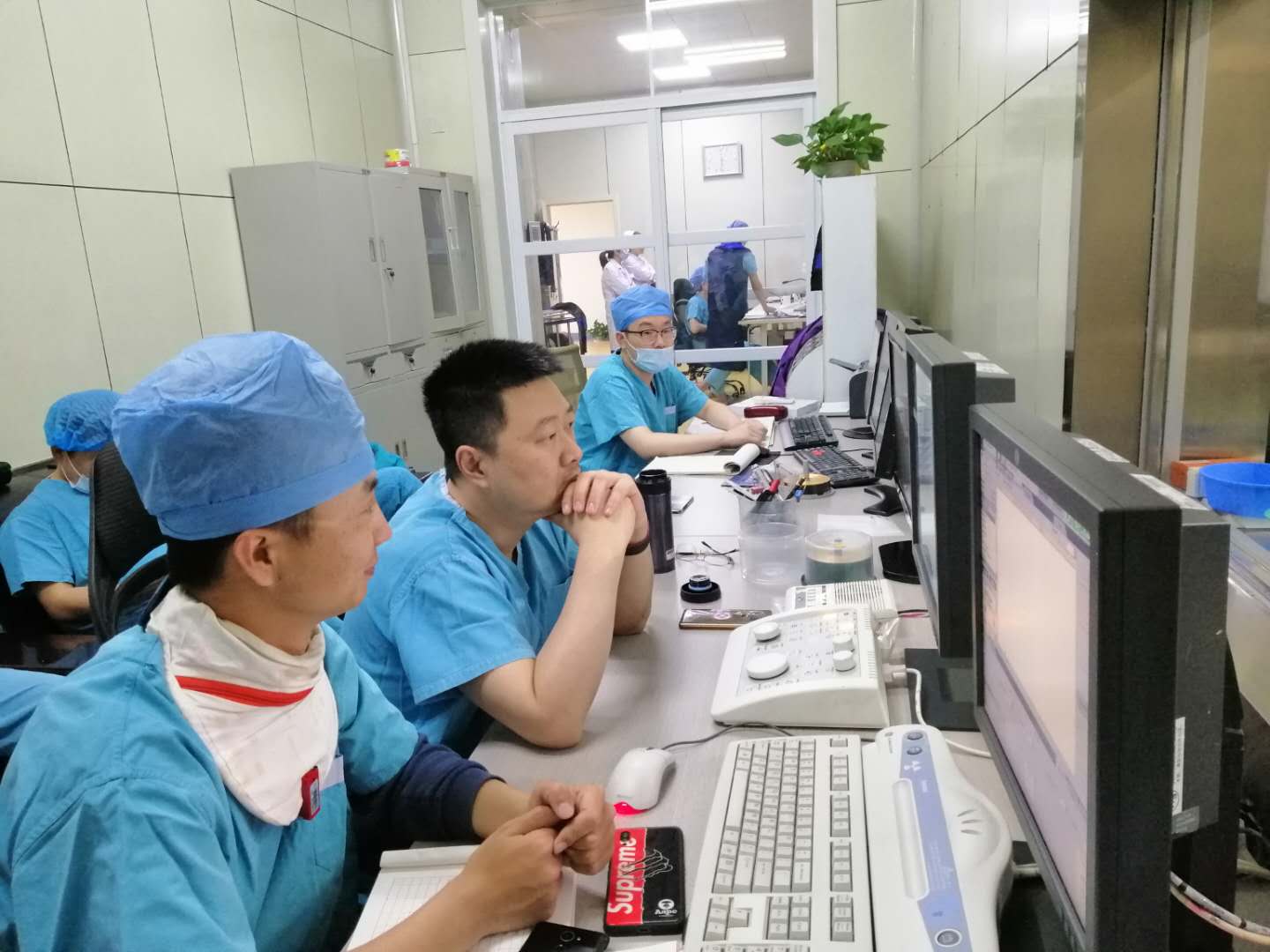 何教授(中)在主持手术.jpg 何教授(中)在主持手术.jpg