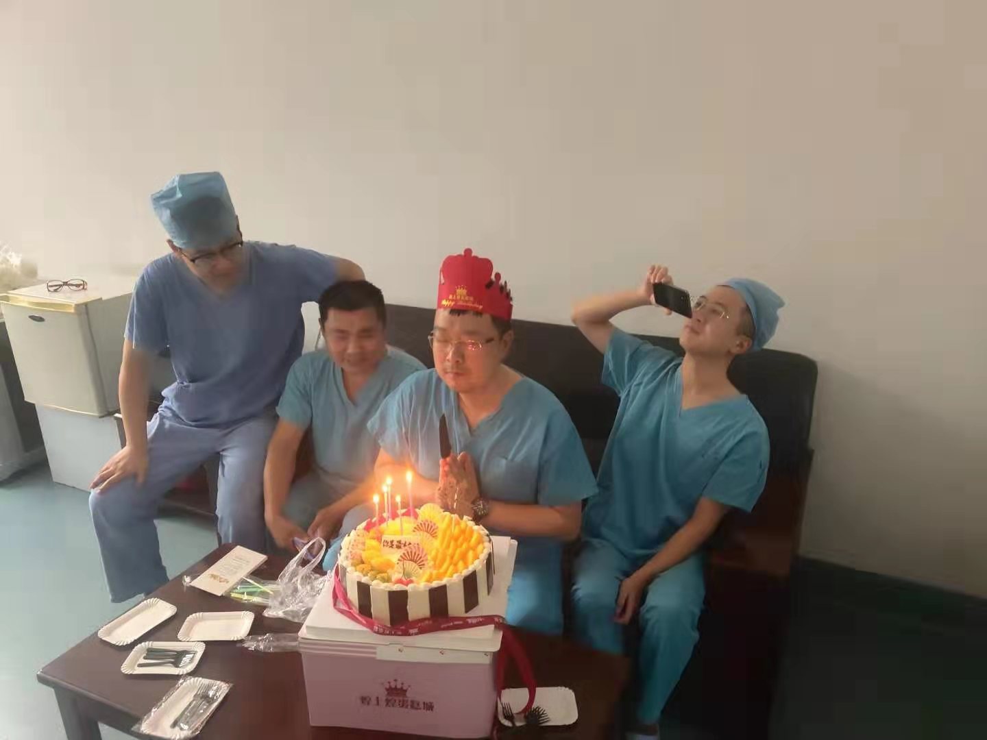 何教授许下美好的祝愿.jpg 何教授许下美好的祝愿.jpg