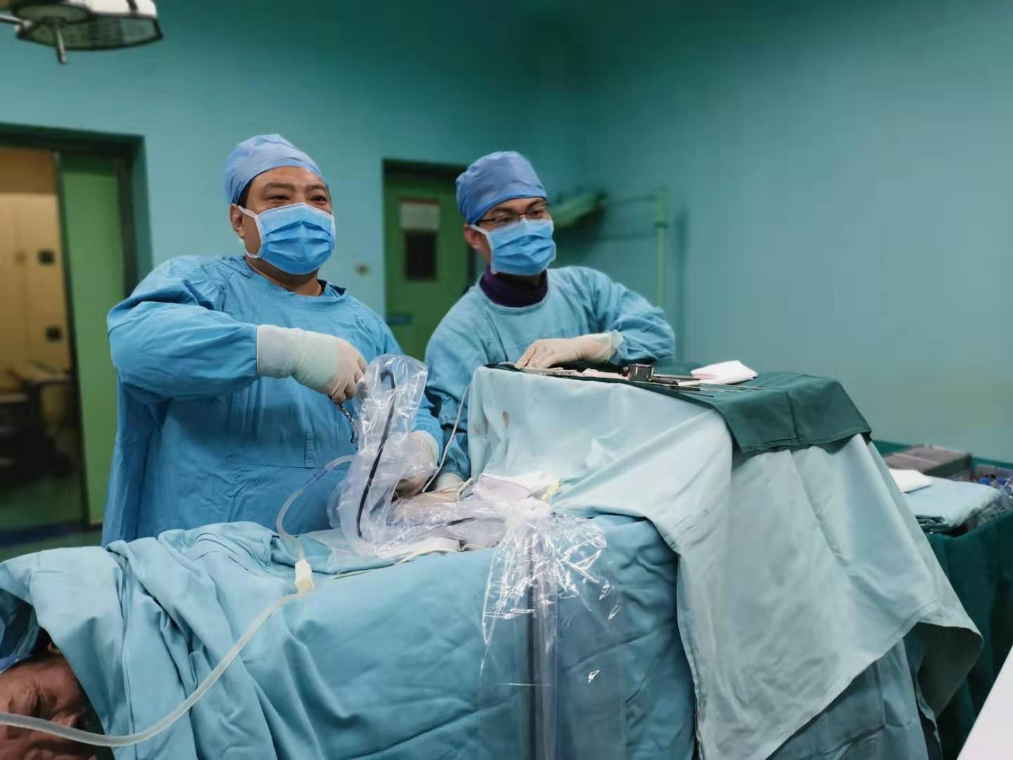 杜主任为患者手术中.jpg 杜主任为患者手术中.jpg