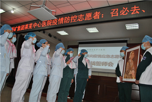 护理志愿者在南丁格尔像前宣誓.jpg 护理志愿者在南丁格尔像前宣誓.jpg