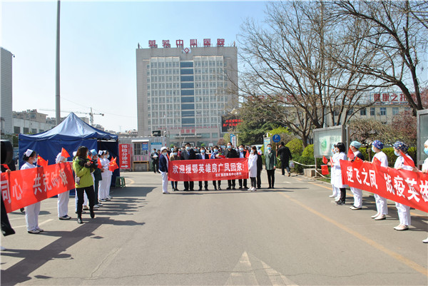 房广凤与大家一起向欢迎的队伍致谢.jpg 房广凤与大家一起向欢迎的队伍致谢.jpg