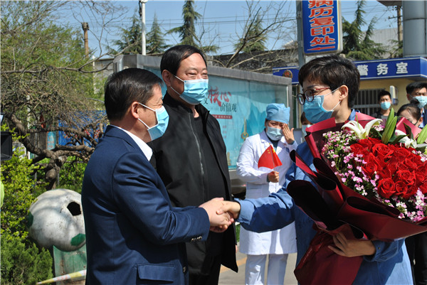 钢城区、山能颐养集团领导在医院大门口迎接英雄回家.jpg 钢城区、山能颐养集团领导在医院大门口迎接英雄回家.jpg