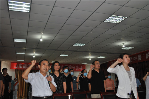 王院长领誓医师宣言.jpg 王院长领誓医师宣言.jpg