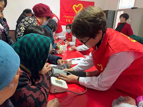 青年志愿者在社区义诊.jpg 青年志愿者在社区义诊.jpg