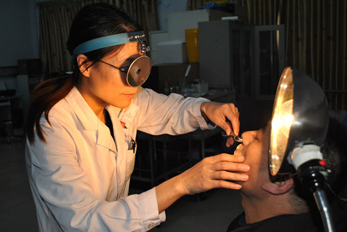 尹主任在为市民认真检查_副本.jpg 尹主任在为市民认真检查_副本.jpg