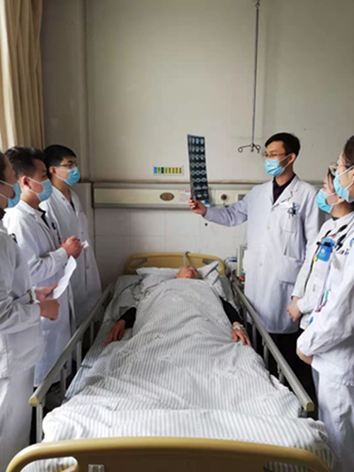 焦守山主任在临床阅片.jpg 焦守山主任在临床阅片.jpg