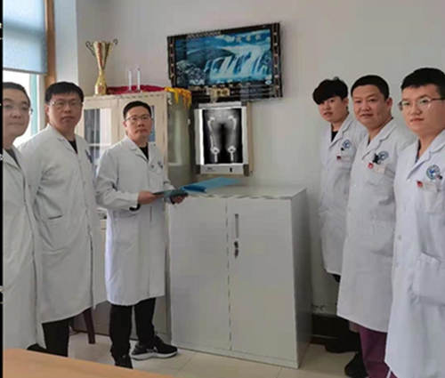 刘主任科研手术团队在会诊.jpg 刘主任科研手术团队在会诊.jpg