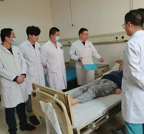 刘主任团队在为病人精心查体_副本.png 刘主任团队在为病人精心查体_副本.png