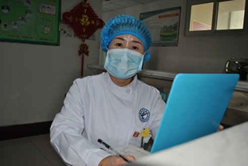 工作中的张敏.jpg 工作中的张敏.jpg