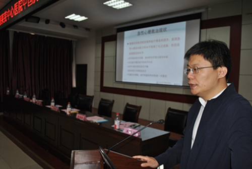 李传保教授作学术报告.jpg 李传保教授作学术报告.jpg