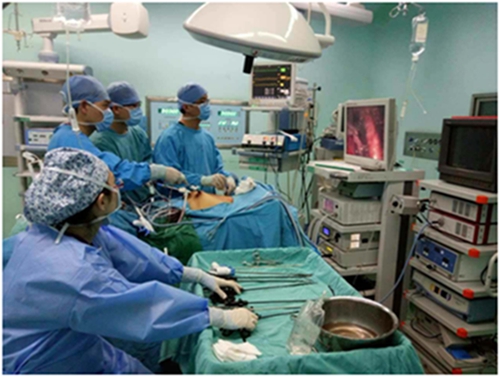 王主任手术中.jpg 王主任手术中.jpg