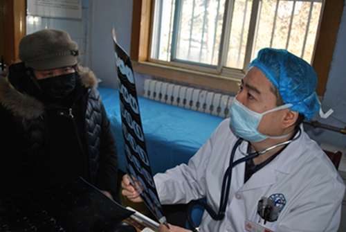 刘伟在为病人诊断.jpg 刘伟在为病人诊断.jpg