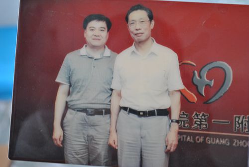 刘伟与国内著名呼吸病专家钟南山教授在一起_副本.jpg
