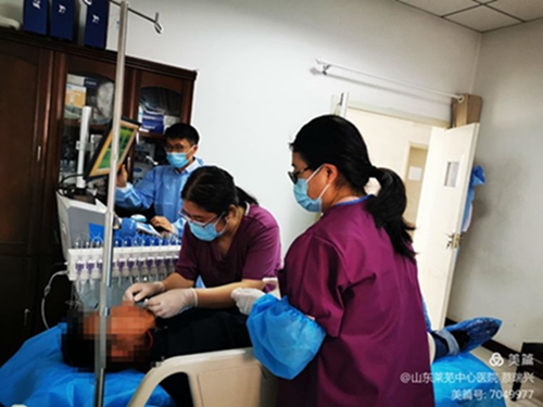 在为病人胃肠功能测压检查中.jpg 在为病人胃肠功能测压检查中.jpg