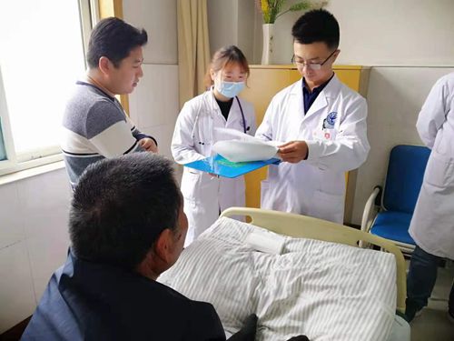 杨博在与病人交流_副本.jpg 杨博在与病人交流_副本.jpg