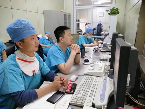 杨博与北京专家在介入治疗室_副本.jpg 杨博与北京专家在介入治疗室_副本.jpg