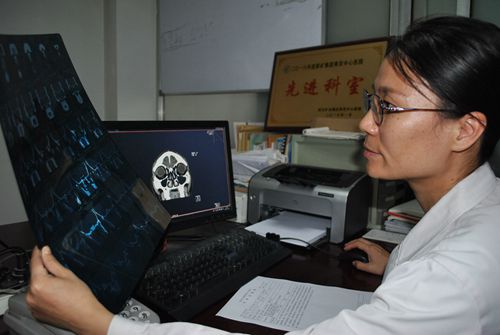 该科尹雪玲主任在为病人阅片_副本.jpg 该科尹雪玲主任在为病人阅片_副本.jpg