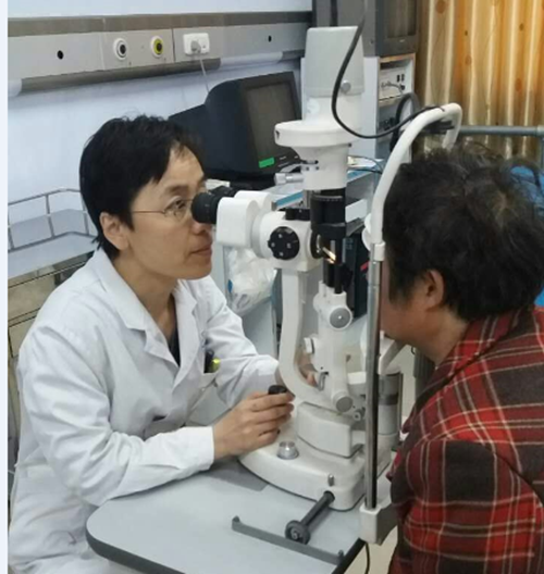 该科王彩红副主任在为患者检测眼睛_副本.png 该科王彩红副主任在为患者检测眼睛_副本.png