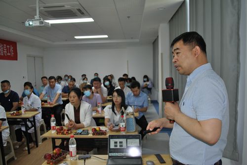 候新国教授在作学术报告_副本.jpg 候新国教授在作学术报告_副本.jpg