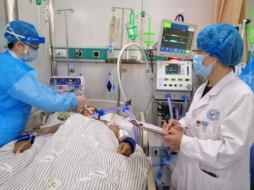 该院院感科主任李翠凤在ICU现场督察医护人员操作流程_副本.jpg 该院院感科主任李翠凤在ICU现场督察医护人员操作流程_副本.jpg