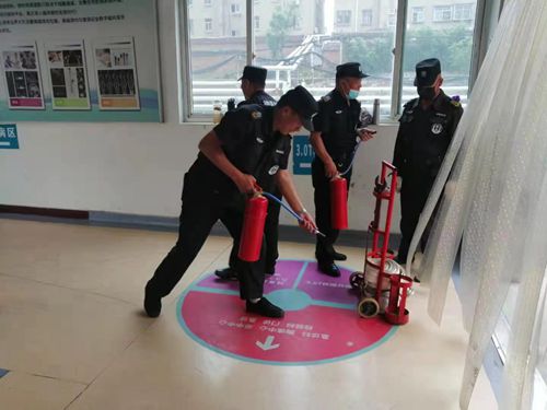 开展消防演练_副本.jpg 开展消防演练_副本.jpg