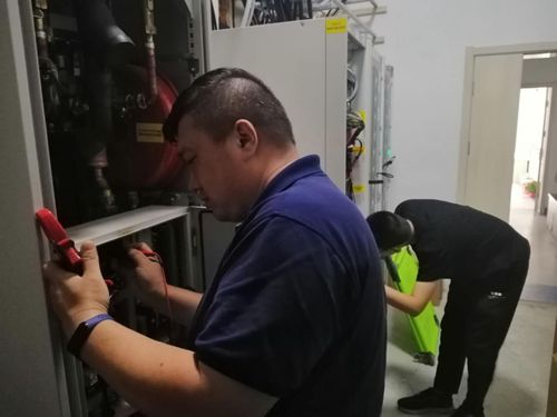 设备科工作人员加强设备安全监测_副本.jpg 设备科工作人员加强设备安全监测_副本.jpg