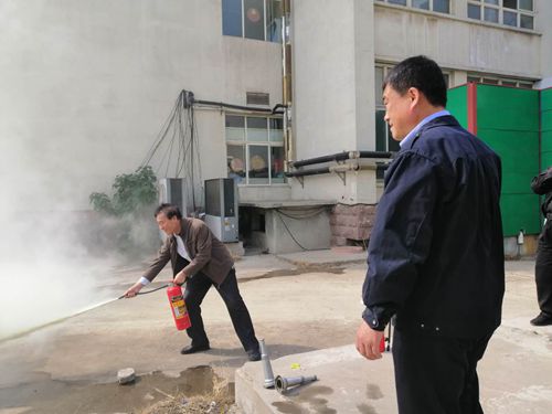 灭火器实际操作演练_副本.jpg 灭火器实际操作演练_副本.jpg