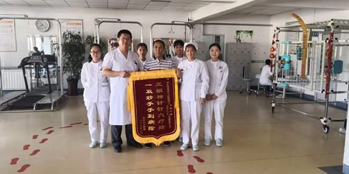 患者康复为医护人员送锦旗_副本.jpg 患者康复为医护人员送锦旗_副本.jpg