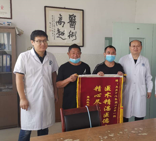 患者家属为该院胸痛中心心内一科送上锦旗_副本.png 患者家属为该院胸痛中心心内一科送上锦旗_副本.png