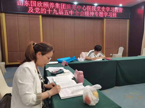 正在紧张学习中的吴霞主任_副本.jpg 正在紧张学习中的吴霞主任_副本.jpg