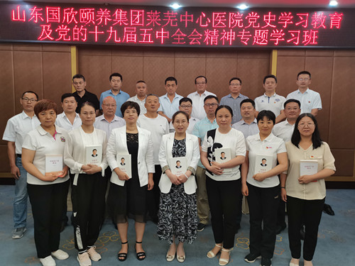 2、学习间隙合影留念_副本.jpg 2、学习间隙合影留念_副本.jpg