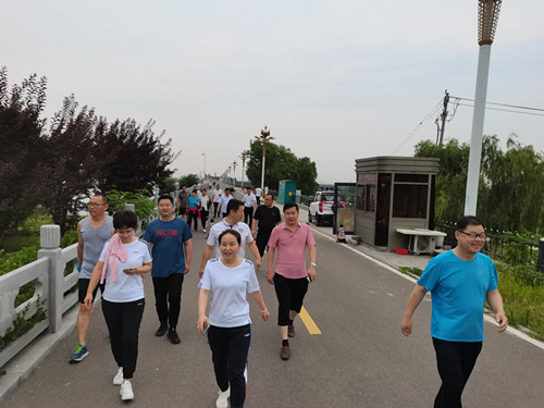 10、在健步走中交流学习心得_副本.jpg 10、在健步走中交流学习心得_副本.jpg