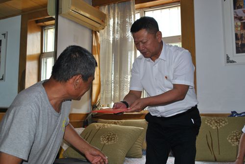 山东国欣颐养集团党委书记、董事长周峰向困难党员送上慰问金_副本.jpg 山东国欣颐养集团党委书记、董事长周峰向困难党员送上慰问金_副本.jpg