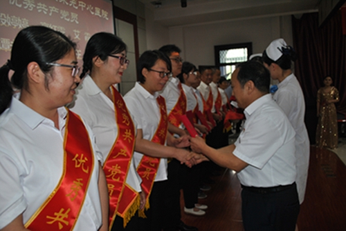 1-1-1王瑞海向优秀共产党员颁发证书.jpg 1-1-1王瑞海向优秀共产党员颁发证书.jpg