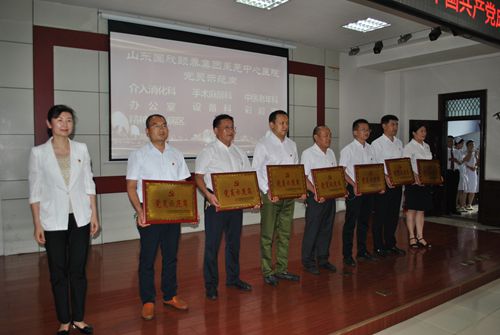 1-2丁萌与党员示范岗代表合影_副本.jpg 1-2丁萌与党员示范岗代表合影_副本.jpg