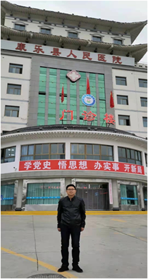 段希红在协作医院楼前留念向家人报平安.jpg 段希红在协作医院楼前留念向家人报平安.jpg