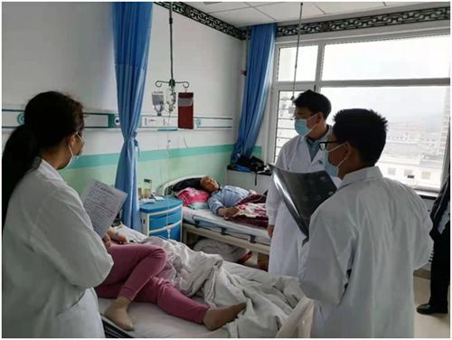 段希红在业务查房中_副本.jpg 段希红在业务查房中_副本.jpg