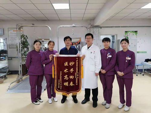 为团队送上锦旗_副本.jpg 为团队送上锦旗_副本.jpg