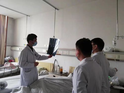 焦主任详细检查患者的康复情况_副本.jpg 焦主任详细检查患者的康复情况_副本.jpg