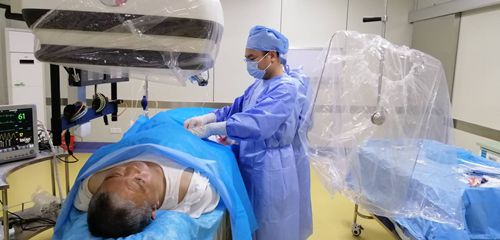蔡瑞兴主任为急诊脑卒中病人手术中_副本.jpg 蔡瑞兴主任为急诊脑卒中病人手术中_副本.jpg