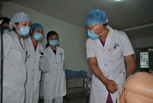 比武前,专家现场示范操作要领_副本.jpg 比武前,专家现场示范操作要领_副本.jpg