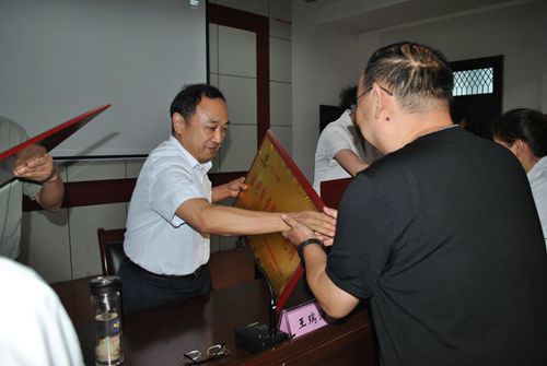王院长为先进集体颁发奖牌_副本.jpg 王院长为先进集体颁发奖牌_副本.jpg