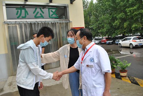 志豪向该院党委书记、院长王瑞海致谢_副本.jpg 志豪向该院党委书记、院长王瑞海致谢_副本.jpg