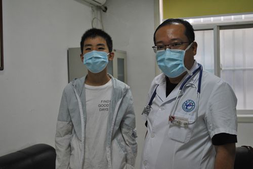 志豪与该院心脏外科主任陈洪波在一起_副本.jpg 志豪与该院心脏外科主任陈洪波在一起_副本.jpg