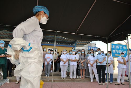 防护服穿脱演练_副本.jpg
