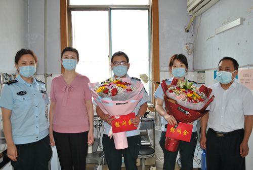 2院领导向舍身救人的急诊队员送来慰问金和献花_副本.jpg 2院领导向舍身救人的急诊队员送来慰问金和献花_副本.jpg