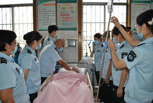 3对一名转危为安的老年患者查体_副本.jpg 3对一名转危为安的老年患者查体_副本.jpg