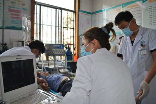 4多学科联合救治急诊病人_副本.jpg 4多学科联合救治急诊病人_副本.jpg