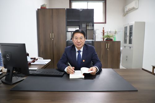 李院长工作照_副本.jpg 李院长工作照_副本.jpg
